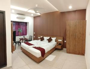 una camera con un grande letto e un tavolo di Hillfort Inn a Sultan Bathery