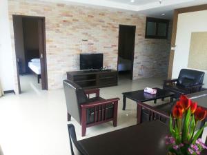 TV a/nebo společenská místnost v ubytování Patong Tower by United 21 Thailand