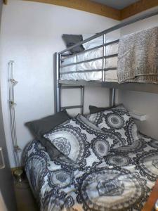 シャモニー・モンブランにあるAiguille du Midi - Le Chamo'nidの二段ベッド1組が備わるドミトリールームのベッド1台分です。