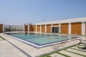Regenta Central Somnath, Bhalpara内部或周边的泳池
