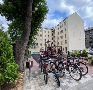 un grupo de bicicletas estacionadas junto a un parque infantil en Riga A new designed cosy family apartment en Riga