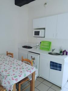 Campotel Du Jaur tesisinde mutfak veya mini mutfak