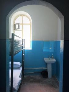 baño con litera y lavabo en Tumanyan Bathhouse Hostel, en Tʼumanyan