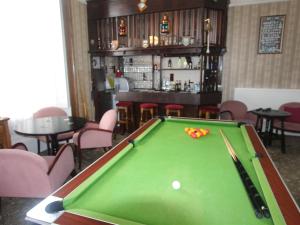 una mesa de billar en una habitación con bar en Spring Garden Guest House, en Gosport