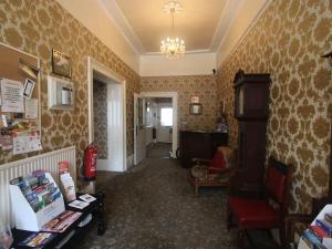 un pasillo con una habitación con papel pintado en Spring Garden Guest House, en Gosport