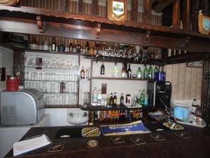 um bar com muitas garrafas na parede em Spring Garden Guest House em Gosport