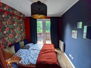 1 dormitorio con cama y ventana en Villa Idylla en Przesieka