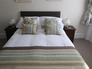 - une chambre avec un grand lit et 2 tables de chevet dans l'établissement Spring Garden Apartments, à Gosport