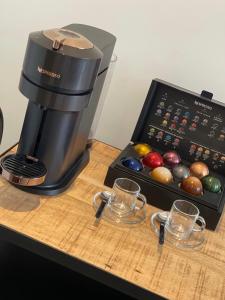 una cafetera en un mostrador junto a una caja de bolas en L'EXCELLENCE AVIGNON - Suite LUXE SAUNA, HAMMAM & JACCUZZI en Aviñón