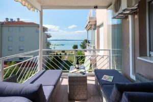 Balkón nebo terasa v ubytování Lakeside Family Apartment