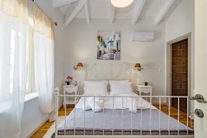 Postel nebo postele na pokoji v ubytování ZANTE SOLEIL - HIGH-END STONE VILLA WITH SWIMMING POOL