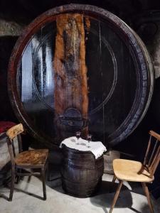 a room with a table and two chairs and a barrel at Konak -Guest house -Ramonda Serbika in Niš