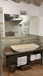 a bathroom with a large sink and a mirror at Appartamento LA FINESTRELLA in Città della Pieve