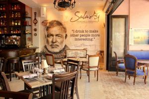 Ruang duduk di Private and Secluded Studio in Little Havana - 6V