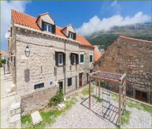 uma vista para um edifício antigo com um cesto de basquetebol em Apartments Vi-La em Dubrovnik