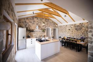 Кухня или кухненски бокс в Villa Pietra- Modern rustic poolside oasis