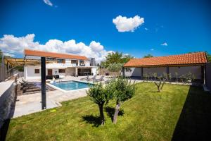 Bazén v ubytování Villa Pietra- Modern rustic poolside oasis nebo v jeho okolí