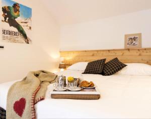 A bed or beds in a room at Aparthotel Claviere