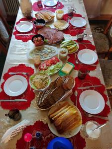 una mesa con platos de comida encima en Agroturystyka u Basi, en Burniszki