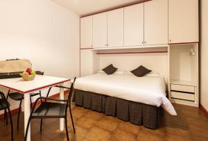 A bed or beds in a room at Aparthotel Claviere