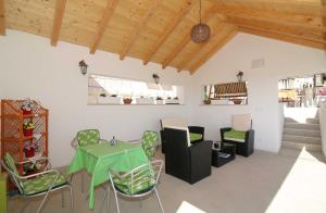 comedor con mesa verde y sillas en Rooms&Studios Rina, en Dubrovnik