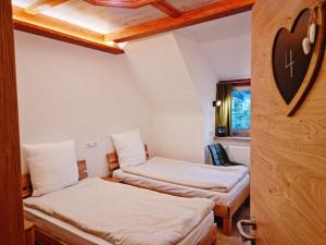 a room with two beds in a room at Wirtshaus Zum Lowen in Steinenbronn