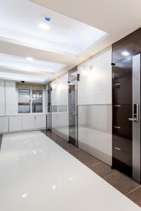 een grote gang met liften in een gebouw bij Chloe Hostel in Seoul