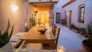 Káto KhoríonにあるNino's house - in kato chorio of Ierapetraの木製テーブルと椅子