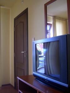 ラブダにあるTerra Guest Houseの鏡の前のテーブルに座った薄型テレビ