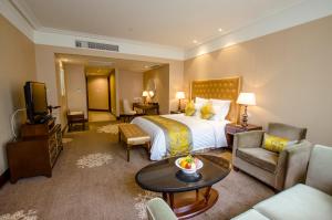 une chambre d'hôtel avec un lit et une télévision dans l'établissement Shanghai Fenyang Garden Boutique Hotel, à Shanghai