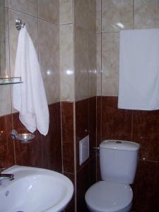 ラブダにあるTerra Guest Houseのバスルーム(トイレ、洗面台付)