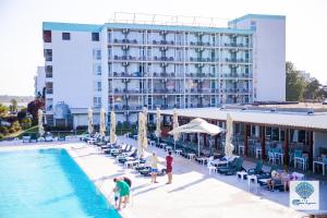 a hotel with a swimming pool and a building at Hotel Carmen Azzuro in Venus