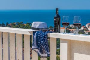 eine Flasche Wein und zwei Gläser auf dem Balkon in der Unterkunft Apartment Lea in Dubrovnik