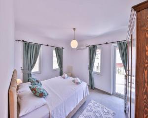 カシュにあるBraeside Apartmentのベッドと2つの窓がある寝室