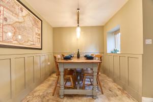 comedor con mesa y sillas en Host & Stay - Percy Cottage, en Otterburn