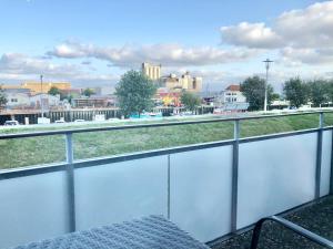 einen Balkon mit Parkblick in der Unterkunft Apartments Zur schönen Aussicht in Büsum