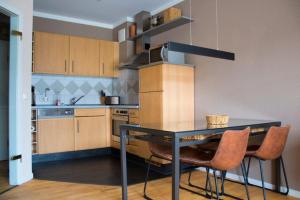 eine Küche mit einem Tisch und Stühlen im Zimmer in der Unterkunft Appartement Dünenstraße in Kühlungsborn