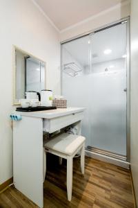 een badkamer met een witte wastafel en een spiegel bij Chloe Hostel in Seoul +49 foto's