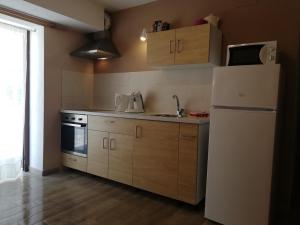 una cucina con frigorifero bianco e lavandino di Nido Aguila Blanca a Guaro
