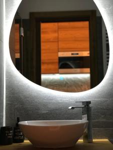een badkamer met een wastafel en een spiegel bij Cozy studio apartment (110) in Breuil-Cervinia