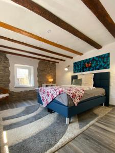 En eller flere senge i et værelse på Maisonette Eifel, mit Sauna und Whirlpool