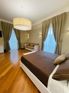 AviglianoにあるL’Arco Bed&Breakfastのベッドルーム(大型ベッド1台付)、リビングルームが備わります。