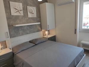 una camera con un grande letto di Antica Dogana Apartments a Terracina