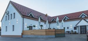 un edificio blanco con techo marrón en Guesthouse Janez, en Maribor