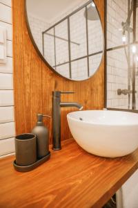 een badkamer met een witte wastafel en een spiegel bij Seguros House - Charming Flat in Cascais