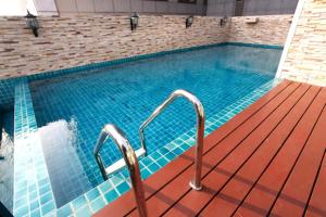 Swimming pool sa o malapit sa Rongratana Executive Residence