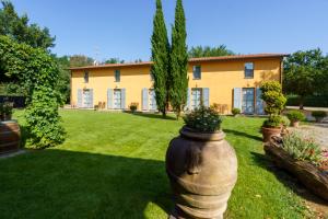 a large house with a yard with a large garden at La Scuderia Casa Vacanze in San Zeno