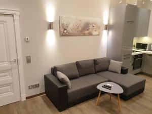 uma sala de estar com um sofá e uma mesa em MARBEO 5 Star Luxury Suites - Peldu em Liepāja
