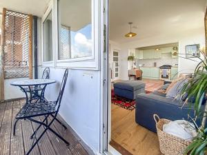 a living room with a table and a couch at Pass the Keys Spacious 2Bedroom flat with views in London Bridge in London