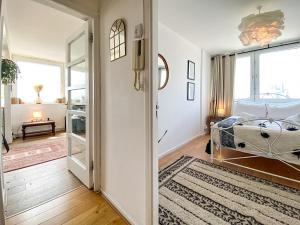 a bedroom with a bed and a door leading into a room at Pass the Keys Spacious 2Bedroom flat with views in London Bridge in London